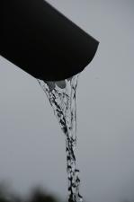 Rynna metalowa czy rynna plastikowa? Porównanie dwóch najpopularniejszych rozwiązań