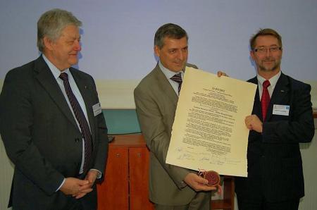 Prezes Wiesław Różacki (w środku) i wiceprezes Krzysztof Burek (z prawej) prezentują edykt.