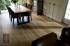 Drewniana podłoga sama w sobie stanowi piękny element dekoracyjny, a akcesoria mogą go dodatkowo wye
