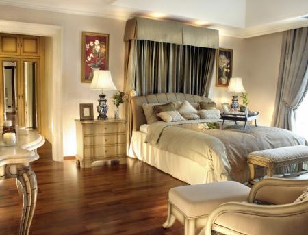 Sypialnia w stylu klasycznym z drewnianą podłogą z Merbau na ogrzewaniu podłogowym. Fot. DLH Poland