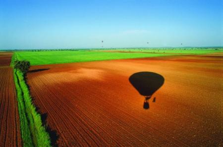 Lot balonem nad równinami Alentejo.