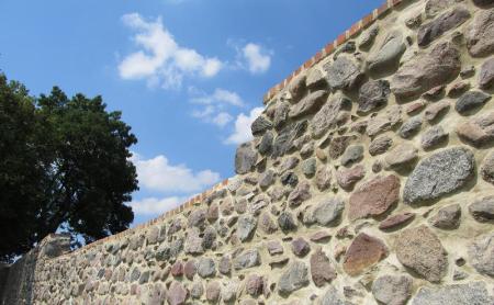 Mury obronne w miejscowości Trzcińsko-Zdrój Fot. quick-mix