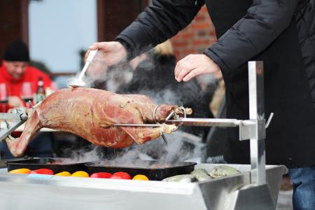 duży grill węglowy z rożnem do prosiaka