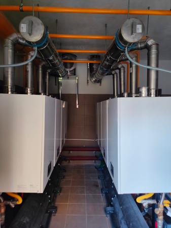 Kaskada 8 kotłów firmy TERMET w kotłowni przy ul. Kochanowskiego 35 w Strzegomiu.