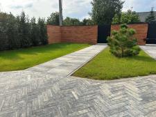 Podjazd przed domem to przestrzeń, która powinna być zarówno funkcjonalna, jak i estetyczna.