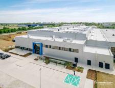 Dach hali przemysłowej i jego funkcje. Jak zapewnić osobom uprawnionym bezpieczną na niego drogę?