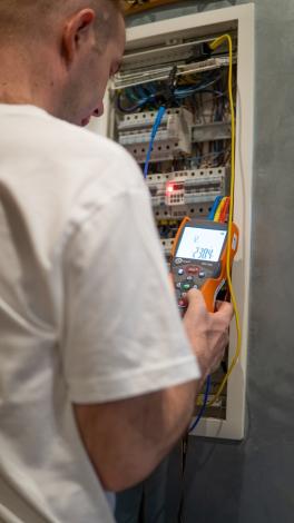 elektryk wykonuje przegląd instalacji elektrycznej