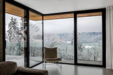 Zimowy komfort bez strat - jak połączenie nowoczesnych okien, drzwi i osłon chroni przed chłodem