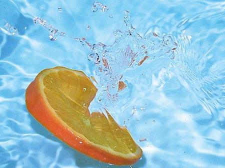 Plaster pomarańczy w wodzie