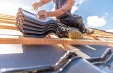 Dach, który oddycha - ale też nie przemaka. Jak dobrać warstwę wstępnego krycia do projektu domu?