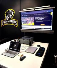 Drużyna futbolu amerykańskiego trenuje w Polsce z monitorem interaktywnym Newline