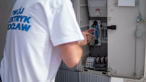 elektryk usuwa awarię