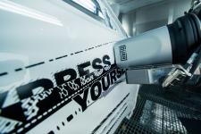 EcoNextJet drukuje niestandardowe wzory na karoseriach pojazdów