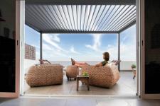 Pergola w niewielkim, miejskim ogródku? Postaw na MB-OPENSKY 120 od Aluprof