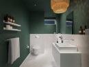 Wąska łazienka: optymalna aranżacja przestrzeni z systemem podtynkowym i prysznicem bez brodzika