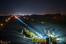 Historyczny Night Longest Drive na pasie startowym lotniska Poznań Airport. Zwyciężył David Shinto.