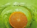 Plaster pomarańczy pływa w wodzie