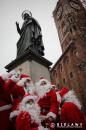 Toruń: Mikołajkowy flash mob na półmetku