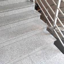 Schody i tarasy z kamienia naturalnego  – dlaczego granit to wybór na lata?