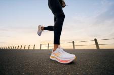 ASICS prezentuje kolekcję RISE & SHINE oraz nowy model SONICBLAST 2