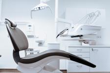 Stomatologia w Polsce a za granicą – gdzie udać się na denturyzm?