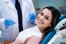 Czy warto zdecydować się na implanty zębów?