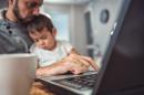 Ojcowie powinni mieć więcej urlopu, by móc angażować się w rodzicielstwo – uważają Polacy [RAPORT]