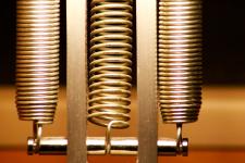 Jak dobrać sprężyny techniczne do zastosowań przemysłowych?