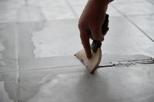 Jak naprawić pęknięcia na balkonie i uszkodzoną ścianę?