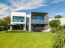 Bezpieczeństwo i ochrona przez cały rok. Co wybrać do domu – rolety zewnętrzne czy żaluzje fasadowe?