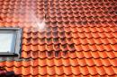 Dach, który znów zachwyca. To warto wiedzieć na temat renowacji dachówki cementowej