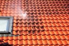 Dach, który znów zachwyca. To warto wiedzieć na temat renowacji dachówki cementowej
