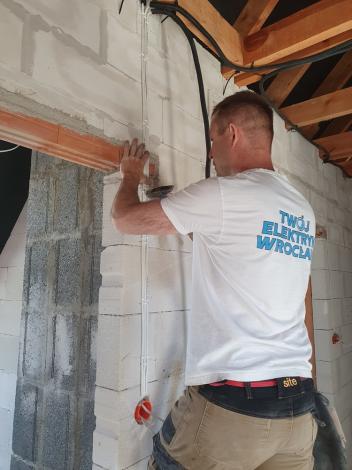 Elektryk Wymienia instalację elektryczną