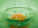 Plaster pomarańczy wpada do wody