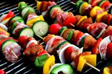 Co wrzucić na ruszt, by grill smakował i nie szkodził?