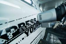 EcoNextJet drukuje niestandardowe wzory na karoseriach pojazdów