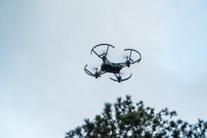 Technologia na straży bezpieczeństwa: wyposażenie dron&oacute;w policyjnych